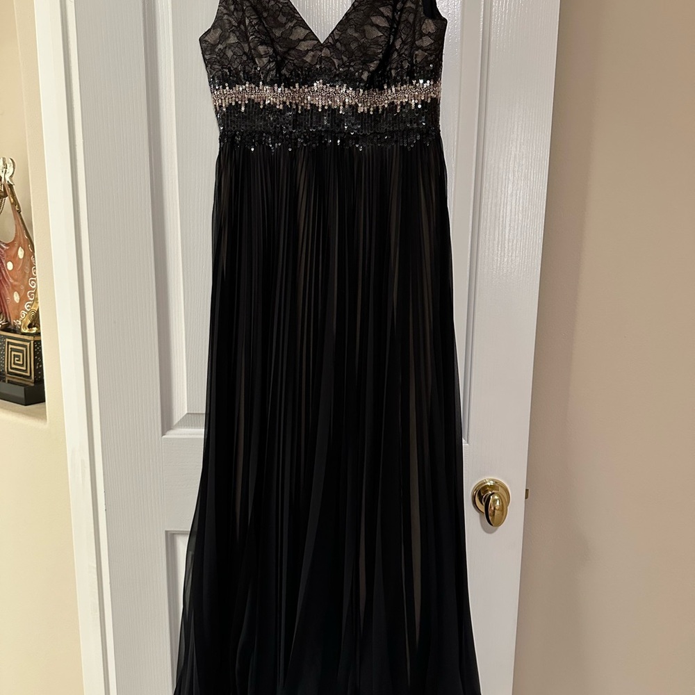 Elegant Black Evening Gown with Lace and Sequin Details